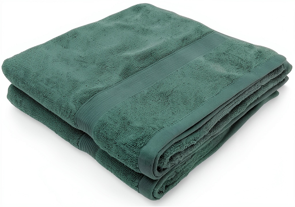 Asciugamani Alpes Blanc Spugna 600g Cotone Set 2 appesi su una mensola di legno, mostrano i tre colori disponibili