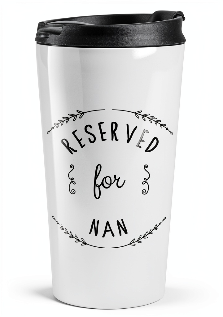 Tazza Gift Base Nonna Viaggio su un tavolo con sfondo viaggiatorio